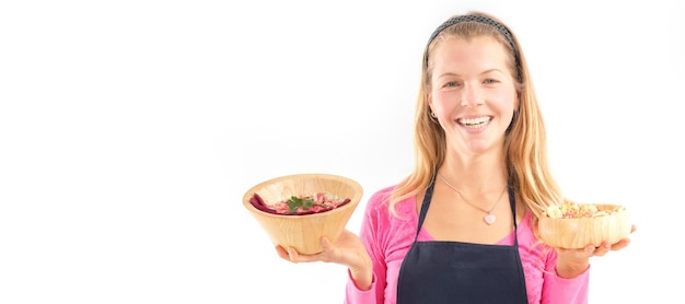 uśmiechnięta osoba jedząca posiłek